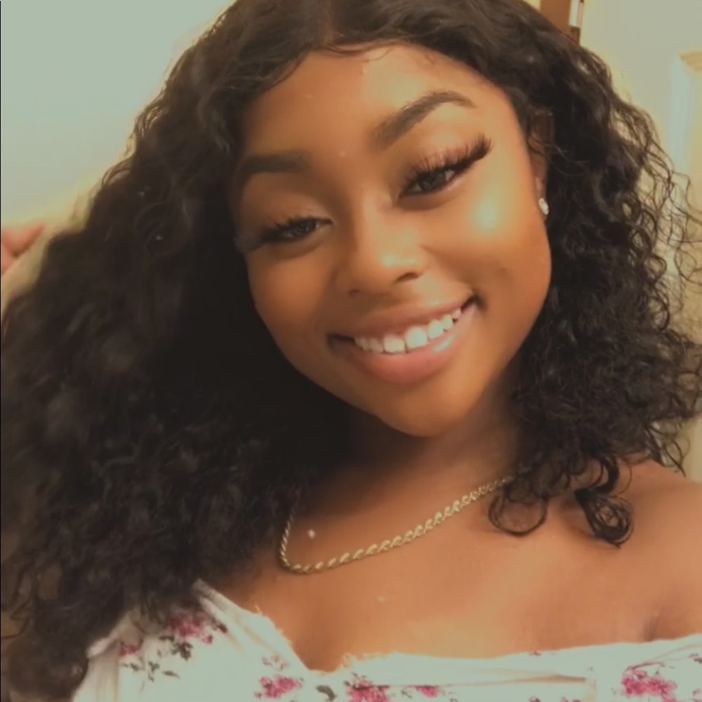 Meet your Posher, Desiray